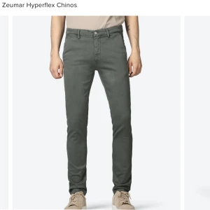 Replay - ZEUMAR HYPERFLEX CHINOS - Replay ZEUMAR HYPERFLEX CHINOS 31/32.  Sköna mörkgröna chinos från replay Läs mer: https://voltfashion.com/sv/p/replay-zeumar-hyperflex-chinos-morkgron-byxor-chinos-herr/7263629_F790?srsltid=AR57-fD66RUx1dRIMwfudvhS7j2ZbDJrhI-Ub_vHaTt3hbFnY7ti2OCsXGg