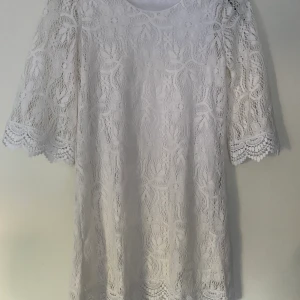 Sommarklänning  - Sommarklänning i spets! Nyskick! Storlek 36. Köparen står för frakten! 