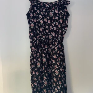 Sommarklänning!  - Söt svart sommarklänning med rosa blommor. Nyskick. Storlek XS-s, klippt bort lapp. Köparen står för frakten.  