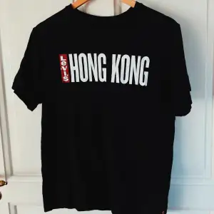 Levis T-shirt köpt i Hong Kong, storlek M. Fint skick men några ’repor’ i texten finns. Herrmodel