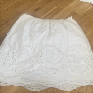 Kjol - Säljer en vit kjol från Åhlens i storlek 38, passar perfekt nu till sommaren 