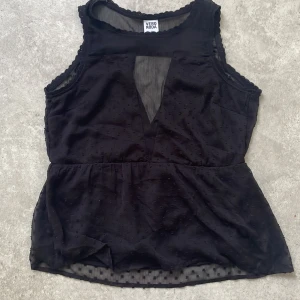 Svart snygg kort ärmad blusa  - Jag köpte den ifrån vero moda nyligen. Blusan kan är lite see-through på bröst området. Man kan ha på sig den på stan och där är väldigt bekväm.