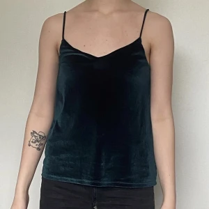 Grönt sammetslinne - Jättefint sammetslinne perfekt inför kvällarna vi minns i sommar Storlek: XS