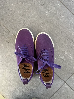 Eytys mother suede sneakers - Säljer mina lila eytys som inte säljs längre. Storlek 38. Modellen heter mother suede! Priset är exklusive frakt