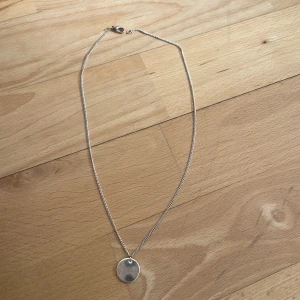 Halsband - Säljer det här halsbandet som orginalt är från hm som inte säljs längre, köpt 2021. Ganska bra skick förutom att den har lite repor (som syns på andra bilden) men när man har på sig den så syns det knappt ☺️ orginal pris: 100 