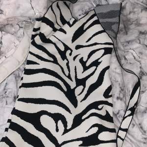 Superfin zebra klänning i storlek xs  Från Gina Tricot