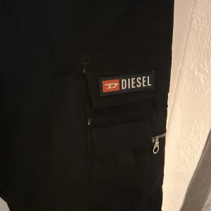 Diesel cargo byxsor  - Cargo byxsor från disel med en justeringsbar midja och avtagbar under ben vilket gör dom till shorts cond 7/10 