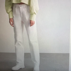 Zara jeans - Zara jeans, i bra skick, är för små för mig har inga egna bilder men dem är supersnygga😍stl 38, är i bra skick dessutom 