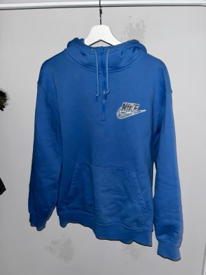 supreme nike hoodie - riktigt hard supreme x nike hoodie lite halv roadman aktig men ändå inte. fet quarter zip som hjälper dig gömma ditt face i fall🥷🥷 asskön kvalitet det är ju preme blanks o skön liten textlogga på luvan kom köp. steal wayyyy under retail inga flaws cmon
