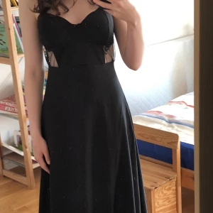 Boohoo maxiklänning - Säljer denna fina långklänning då den är för stor för mig. Den har storlek 36 men den är lite stor i storleken så skulle säga att den passar någon med storlek 38. Den är aldrig använd, bara provad.