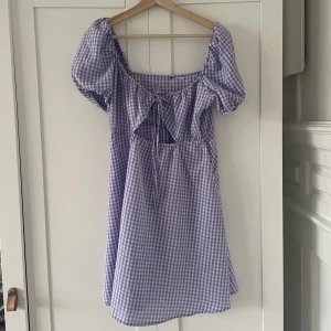 Rutig klänning - Supersöt rutig klänning från HM, ganska kort och lite öppen framtill. 