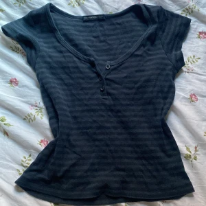 Brandy Melville topp - En topp från brandy Melville som inte kommer till användning. Använd få gånger, inga defekter! Det går bra att trycka på ”köp nu”