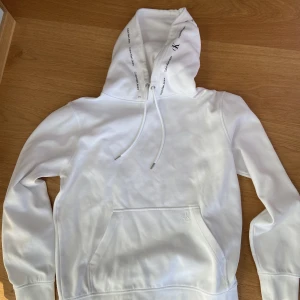 Calvin Klein strl L - helt ny, bara tvättad 
