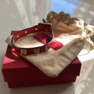 Valentino armband - Säljer då det inte används längre