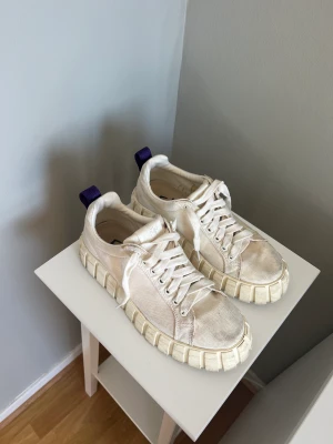 Eytys skor - Eytys odessa sneakers, köpta för 1700kr. Skorna är endast använda en handfull gånger med som kan ses på bilderna behöver de tvättas av lite.
