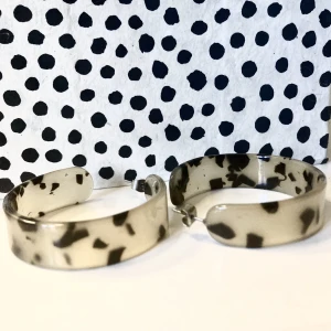 Örhängen - Mönstrade örhängen i plast 