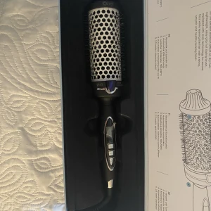 Cera värmeborste - Säljer denna värmeborste! Helt oanvänd, till och med plasten är kvar! Beställde fel storlek och gick inte att skicka tillbaka så därför säljer jag. Säljer för 450 kr men priset kan eventuellt diskuteras. Frakt ingår inte😊skriv för mer bilder!