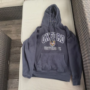 Vintage collage tröja - Oxford tröja i size S. Köpt i England i somras. Väldigt skön och bra kvalle 👍