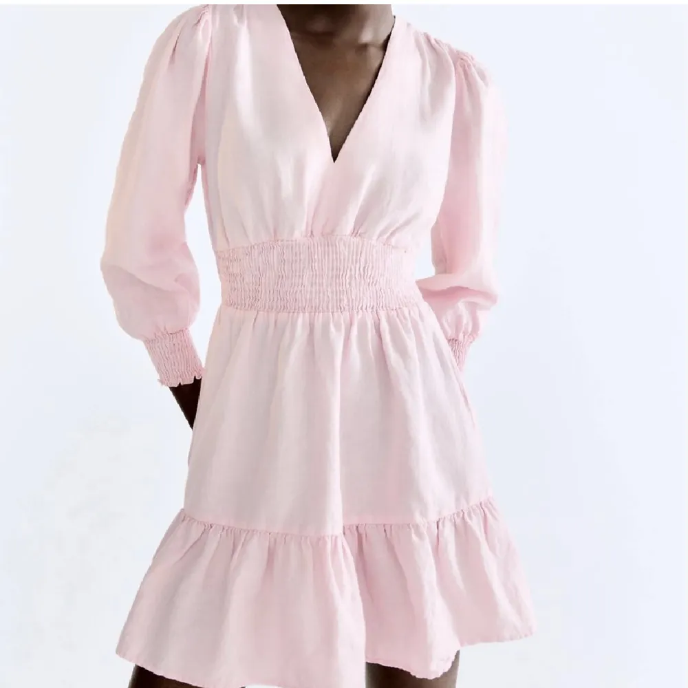 Söt rosa klänning ifrån zara. Använd 1 gång, storlek xs. Säljer för 250+ frakt ‼️tråden vid bröstet har gått upp men går lätt att sy (kan skickq bild)‼️. Klänningar.