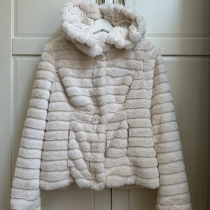 Pälsjacka - Mysig pälsjacka med luva från Vila, Strl 38. Använd 1 gång, som ny. 