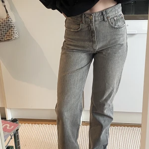 Gina 90 s jeans  - Säljer mina gråa jeans från ginatricot i mossen 90s highwaist men tycker de mer sitter som midwaist, endast använda ca 3 gånger.