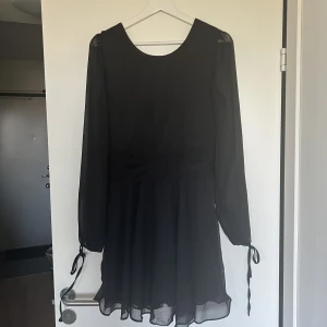 Svart klänning från Bikbok  - Svart klänning från Bikbok! Storlek M men skulle mer säga S. Jättesöt! 