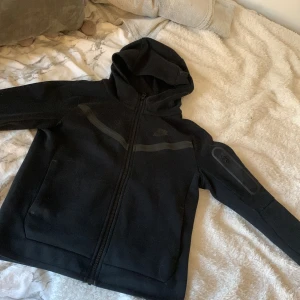 Nike tech fleece - Hej! Jag säljer min Nike tech fleece eftersom den är för liten för mig, nästan aldrig använd då ja köpte fel storlek inga defekter💕