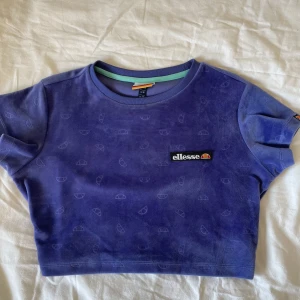 tröja - tröja från ellesse köpt second hand men har inte använt så mycket❤️