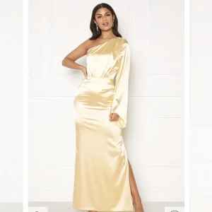 Balklänning - Säljer nu min balklänning som jag använde förra sommaren en gång. Är ungefär 160 och skickar med det sömmerskan har klippt av så man kan sjölv sy fast om du är längre än mig❤️