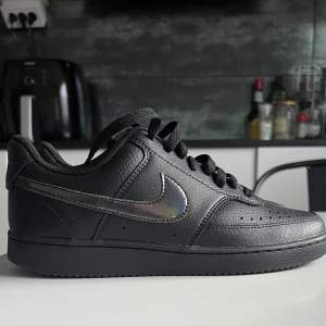 Jag säljer ett par oanvända Nike skor i helt nytt skick. I Kristianstad kommun/Fjälkinge , för mer information kom privat