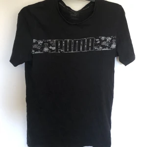 Puma T shirt i stl S. T shirt med tryck - Denna Puma T shirt är i stl S och i fint skick