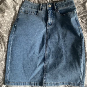 Kjol - Säljer denna super fina jeanskjol perfekt till sommaren ☺️
