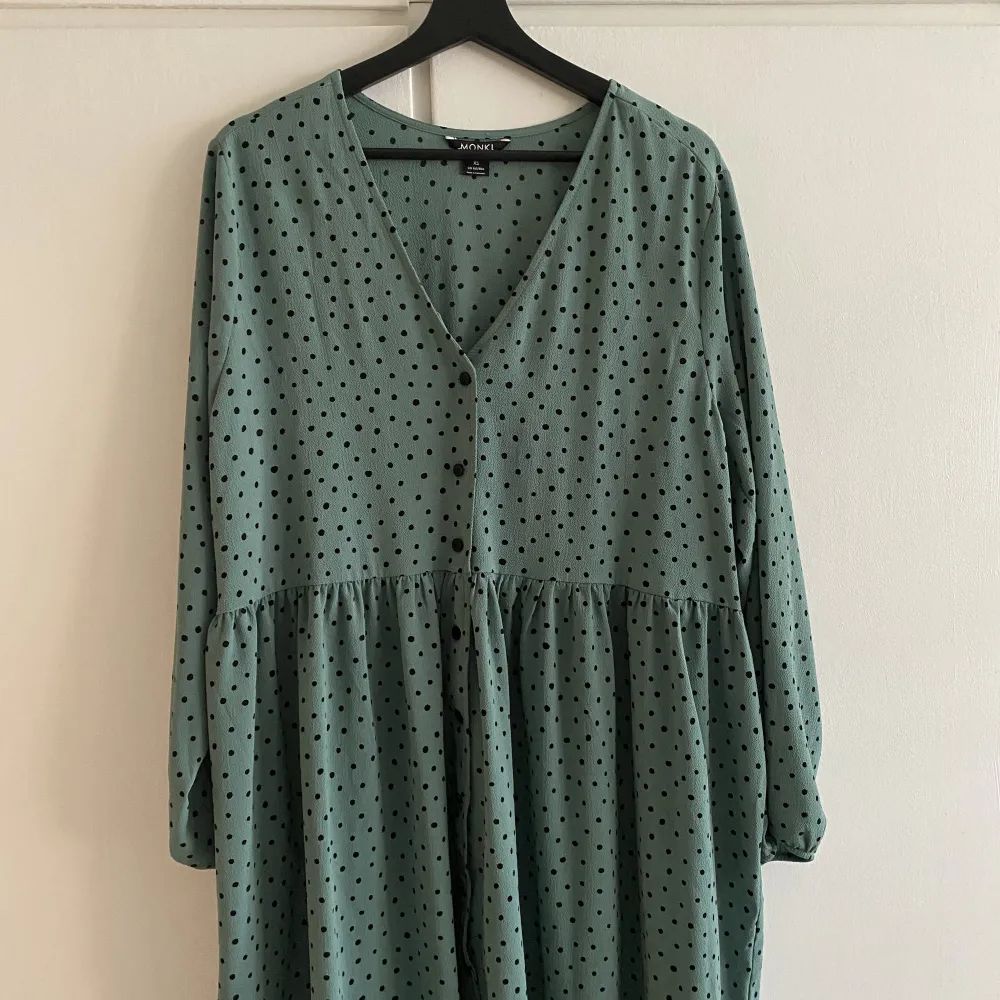 Super luftig cute midi skaterklänning med balkongärmar i allmoge grön färg med svarta prickar. Storlek XS men väldigt oversized! Tänk er 2 strlk upp. Endast använd en gång utan synliga tecken på användning ☺️. Mekot.