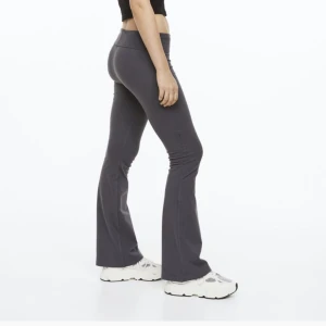 Yoga pants🙌🏻 - Slutsålda yoga pants från h&m i storlek M! Jättelika dem från brandy och så snygg färg💓 beställde två storlekar och glömde lämna tillbaks😅