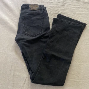 Svarta crocker jeans  - Svarta crocker jeans. Pep boot. Strl 26/31.