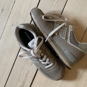New Balance 574 sneakers - Jättefina New Balace WL574. Använda max två gånger så som nya i skick! Storlek 39 men ganska små i storleken. 