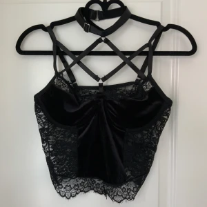 Spets linne - Jättefint linne som tyvär inte kommer till användning, endast använt 1-2 gånger. Ganska stretchigt material och är en ”dra-på” topp, ryggen är helt i spets, från shein