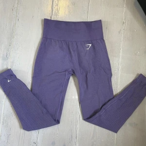 Gymshark tights - Börjar tyvärr bli för små till mig, sitter supersnyggt på och har inga synliga tecken på användning ☺️