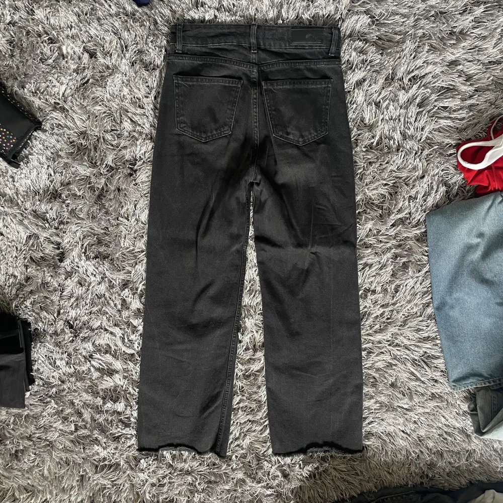 Svarta breda jeans från bikbok! Xs/24 :) passar bra i längd på mig (163 cm). Jeans & Byxor.