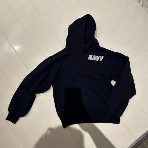 Nvy blå hoodie med boxy fit. Storlek S. Navy tryck bak och fram reflektivt