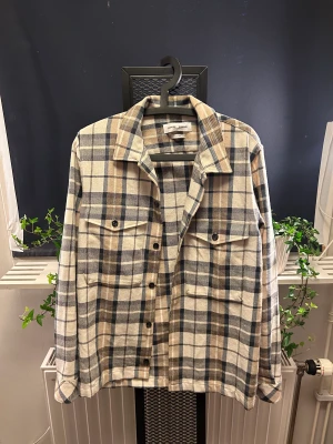 Samsoe/Samsoe - SamsoeSamsoe Overshirt knappt använd. nypris runt 2000kr jag är 185 cm x 70 kg och den sitter perfekt!
