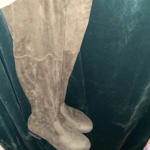 Stövlar - Bruna stövlar som går upp över låren. Fake mocka material
