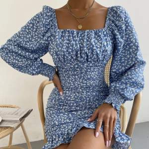 Säljer denna klänningen då den va lite för stor, oanvänd💙 Nypris 219kr, skriv för mer info!✨