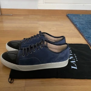 Lanvin - Hej nu säljer jag mina super fräscha skor från lanvin. Skick 9/10. Skorna är storlek 8 vilket motsvarar 42/43. Hör vad dig vid frågor eller funderingar!💯