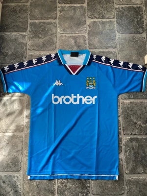 Manchester city 97/99 Fotbollströja - ⚽️🥶Manchester City vintage fotbollatröja⚽️💙 Kvalitet 9/10 inga synliga fel. Ställ gärna frågor om det är något ni undrar🤝