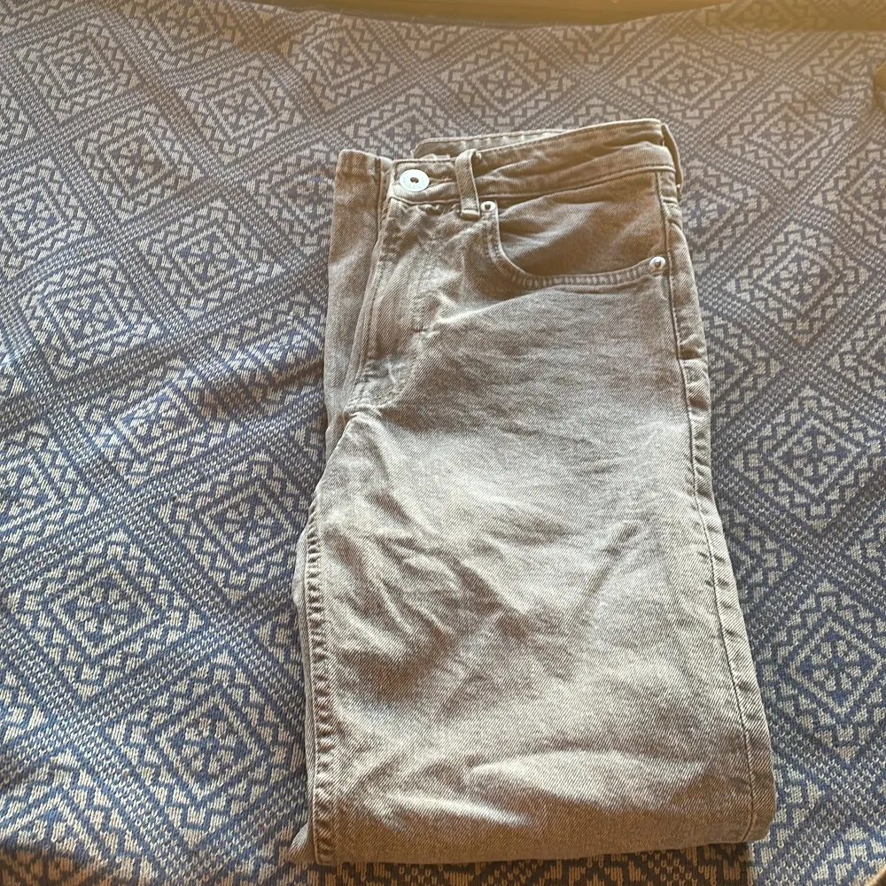 Gråa Hm jeans i bra skick dem är lågmidjade/ mid nypris 300kr . Jeans & Byxor.