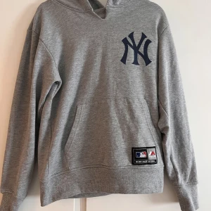 Vintage Hoodie - Vintage Yankees hoodie. För liten för mig som är 175 så säljer den.    Fråga om det är något ni undrar över.   Passar er som är 165-170