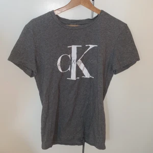 calvin klein t-shirt  - knappt använd