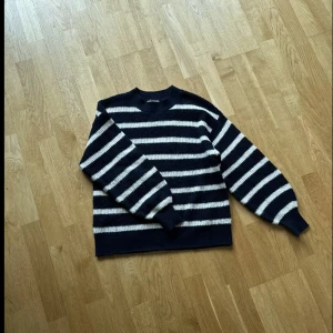Randig stickad tröja - Säljer en superfin randig stickad tröja från H&M. Den är mörkblå/vitt. Använd få tal gånger, fint skick. Storlke: S. Säljer för: 90kr.