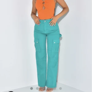 Gröna cargo pants - Gröna gargo pant helt oanvända med alla tags kvar på dem. Säljerför dem va wayy för små för mig och kan inte lämna tillbaka dem då de var beställt från en fransk sida!   Strlk S men lutar mer åt xs hållet!